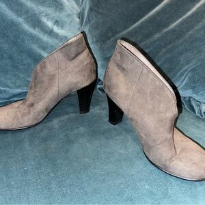 AEROSOLES A2 HEELREST Women’s US Size 7 Gray Grey Booties Heels
